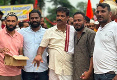 Muslim Unity Forum of Kodaje distribute Water and Ice-cream to Ganeshotsava devotees