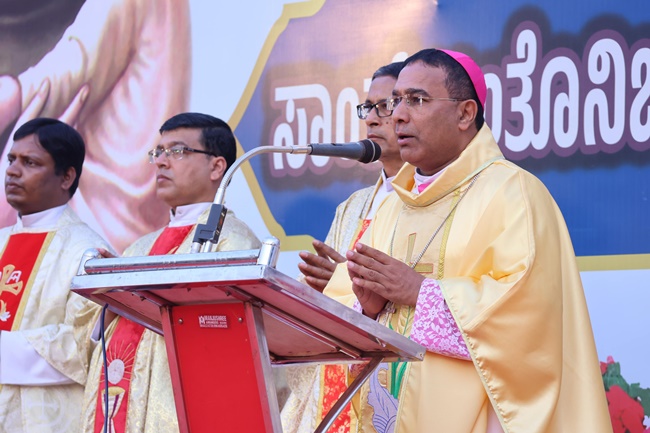 Karwar Bishop Duming Celebrates Relic Feast at Milagres, Mangalore