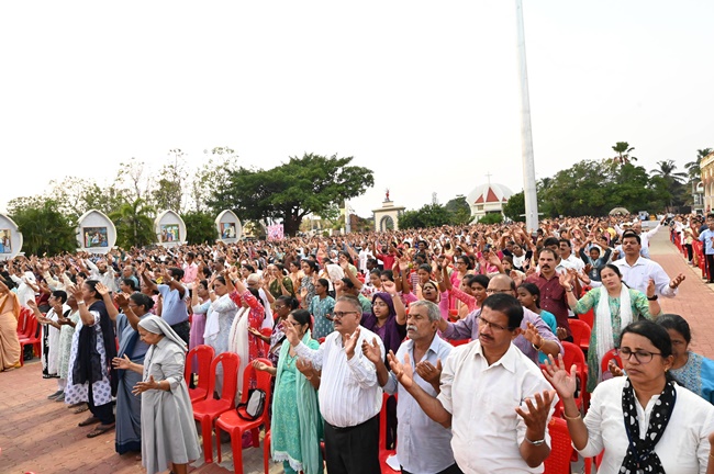 Mangalore Diocese Mega Bible Convention Draws Massive Crowd on Second Day