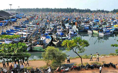 Rough Sea, Lack of Mooring Facility at Malpe Port forces Fishermen to Observe Fisheries Ban