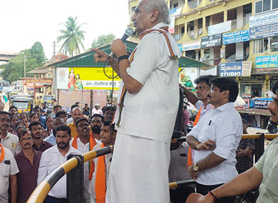 Sangh Pariwar organizes Human Chain to condemn attack on Hindus in Bangla Desh